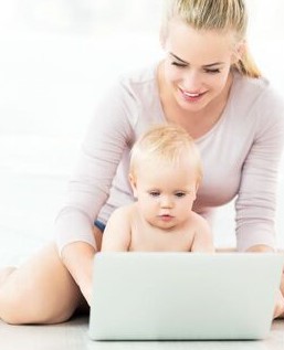 Wer gilt beim Elterngeld als Selbstständige? Mutter mit Kind, Laptop, Businessmom